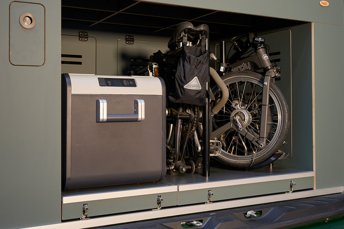 VanMe Camperausbau Dometic CFX 35 Kompressor-Kühlbox auf Auszug in der Heckgarage. Schwerlast- Heckauszug mit Kühlbox und Fahrradträger für Klappräder. 