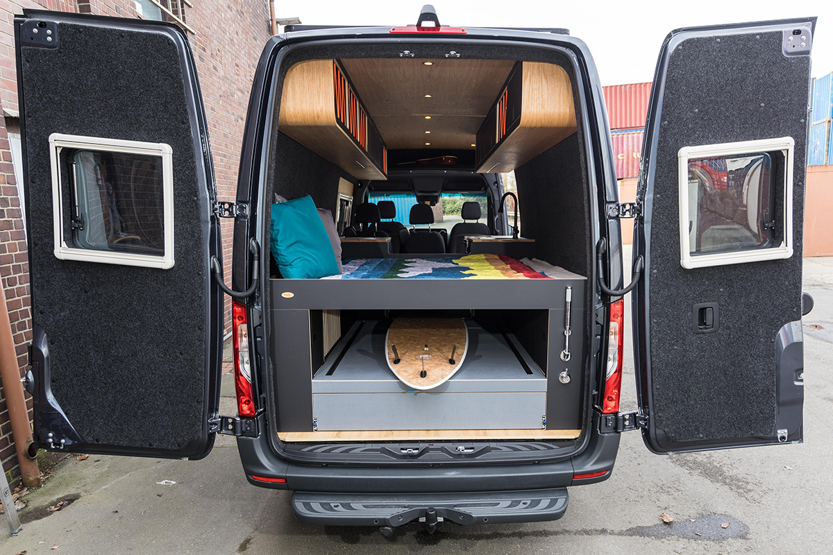 VanMe Camperausbau Dometic S7 hinged window in both rear doors 