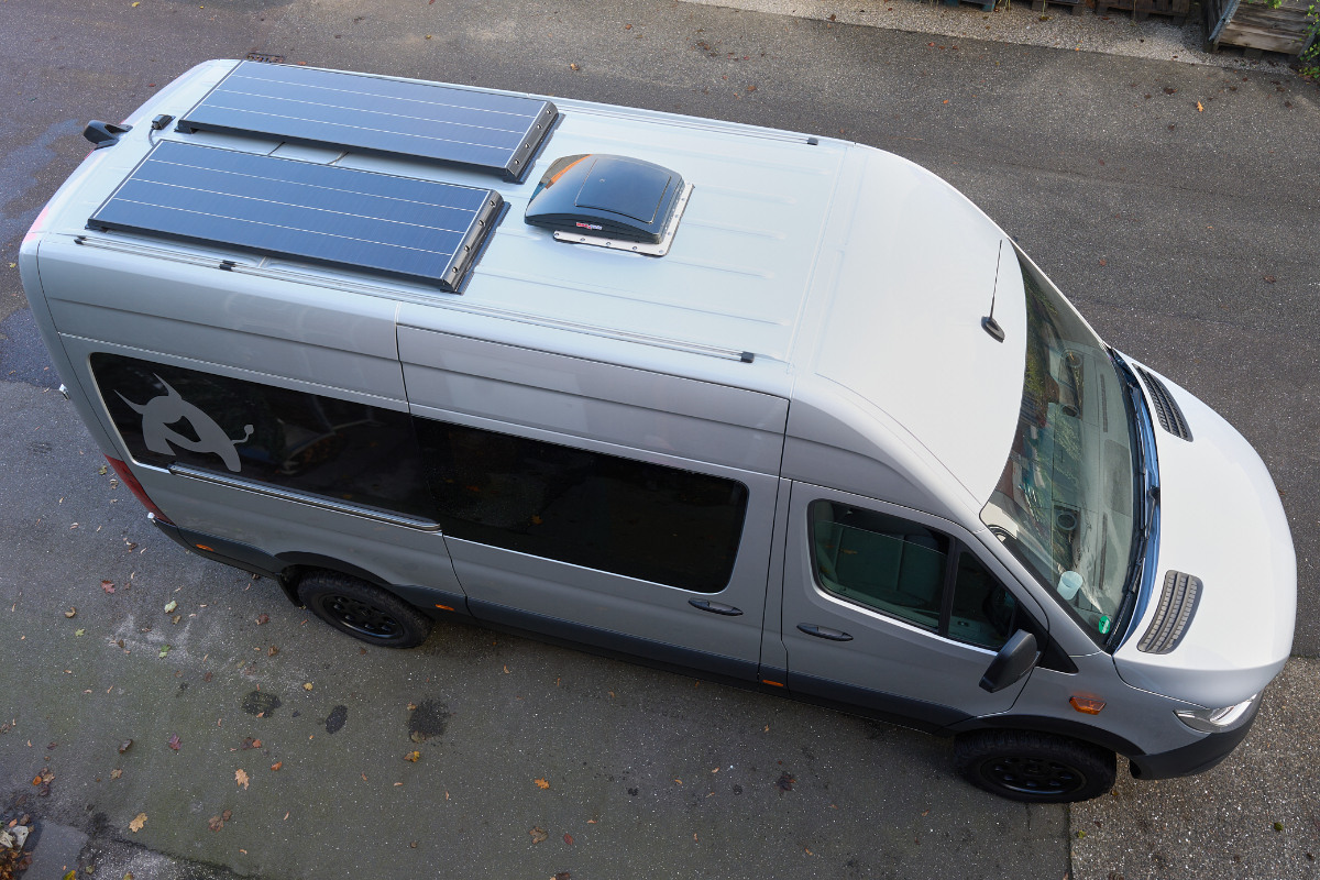 VanMe Camperausbau Zwei WATTSTUNDE® WS165BL BLACK LINE Schindel-Solarmodule 125Wp für eine autarke Stromversorgung. MaxxFan- Dachlüfter mit 12V-Ventilator für die Belüftung bei jedem Wetter. 