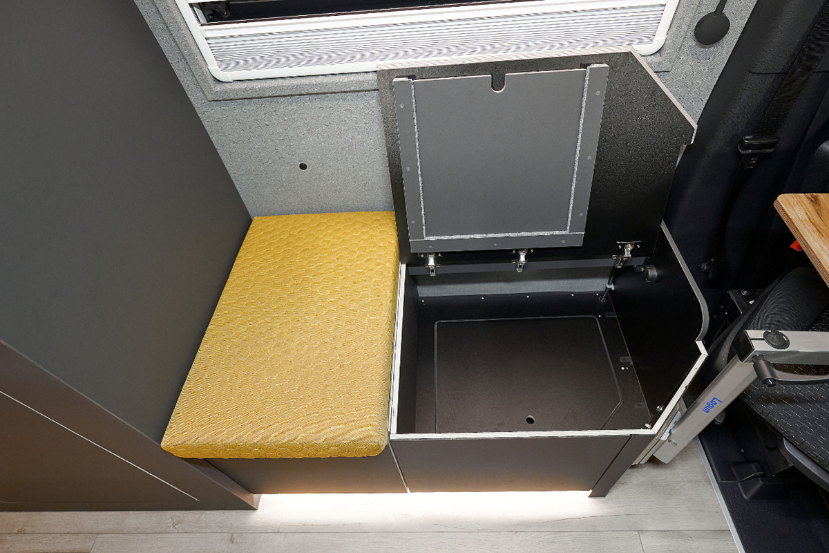 VanMe Camperausbau Multifunctional seating with storage space under the seat. 