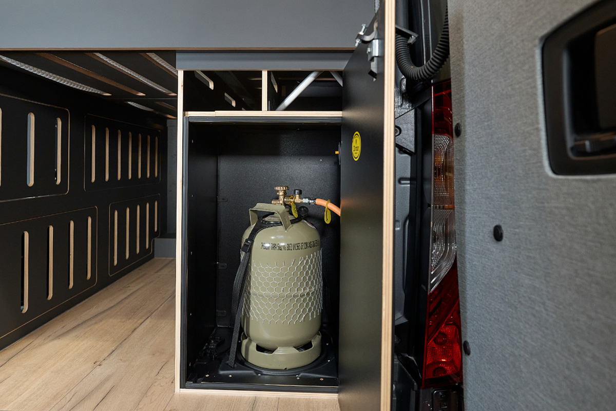 VanMe Camperausbau Enclosed space for camouflaging up to 11 kg gas cylinders to supply the hob. 