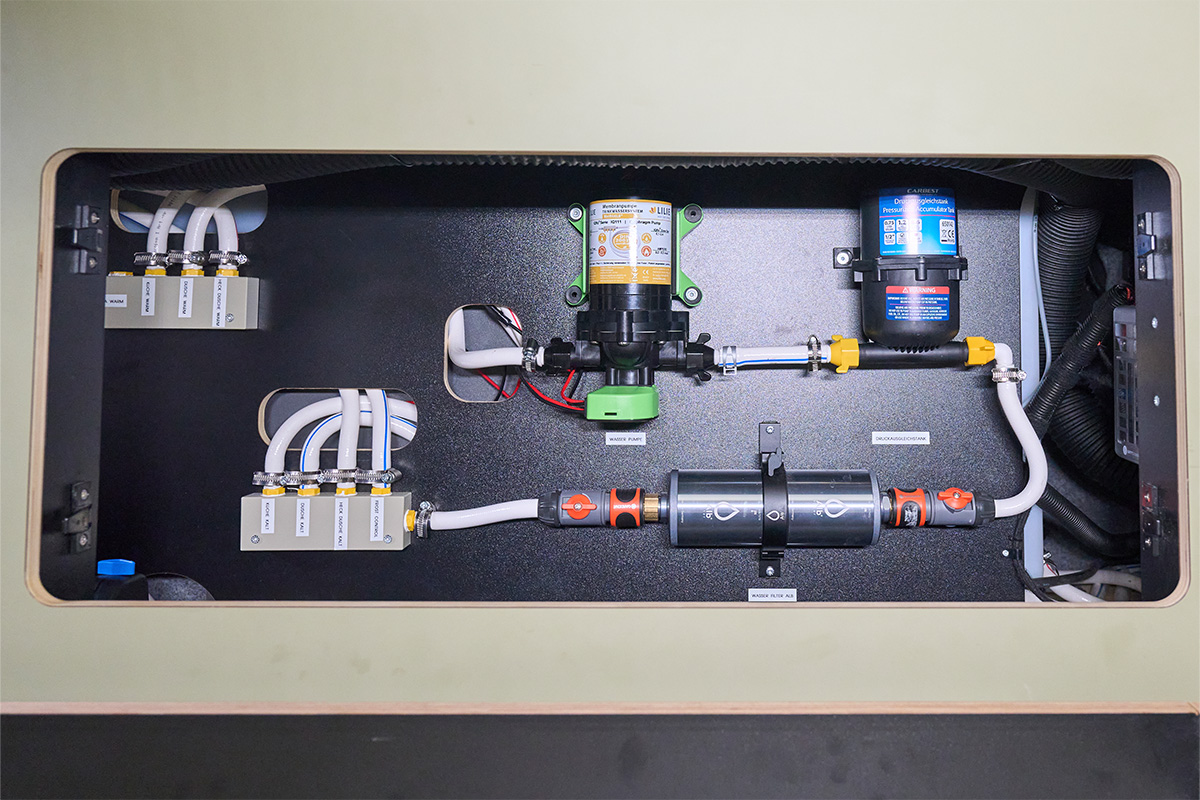 VanMe Camperausbau Filtersystem von Alp mit zwei Filterstufen. Lilie IQflo 11.1 Druckmembranpumpe. 