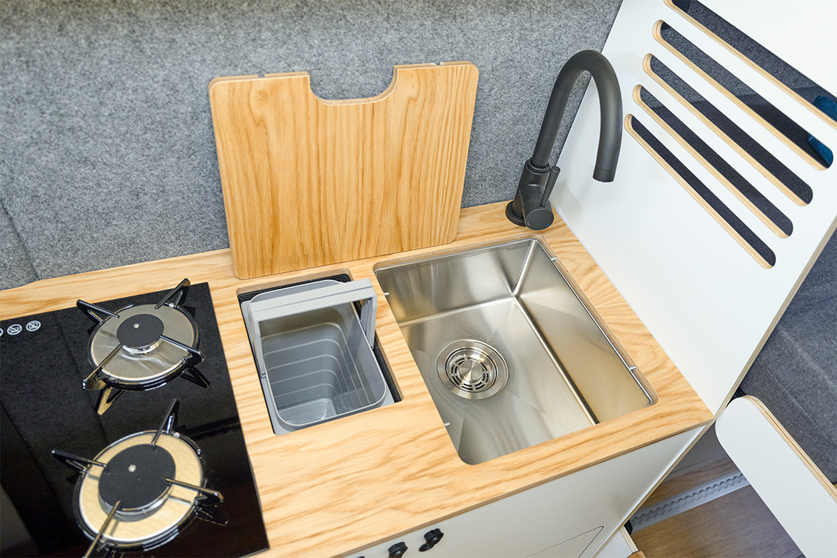 VanMe Camperausbau Stainless steel washbasin underneath and with insert for extending the worktop. Mixer tap in matt black. 