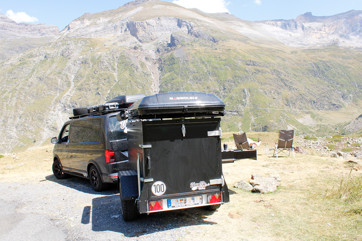 Campinganhänger BOBO (made by VanMe) am Zugfahrzeug