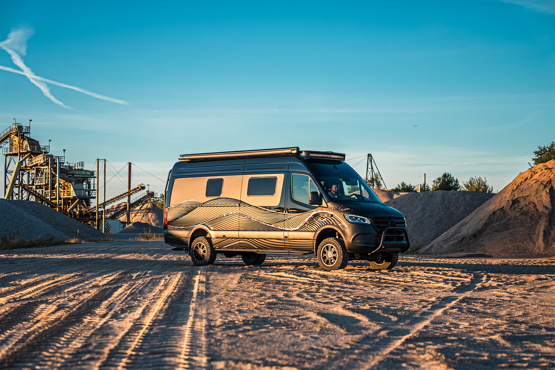 La Onda in front of the gravel works' heavy machinery.