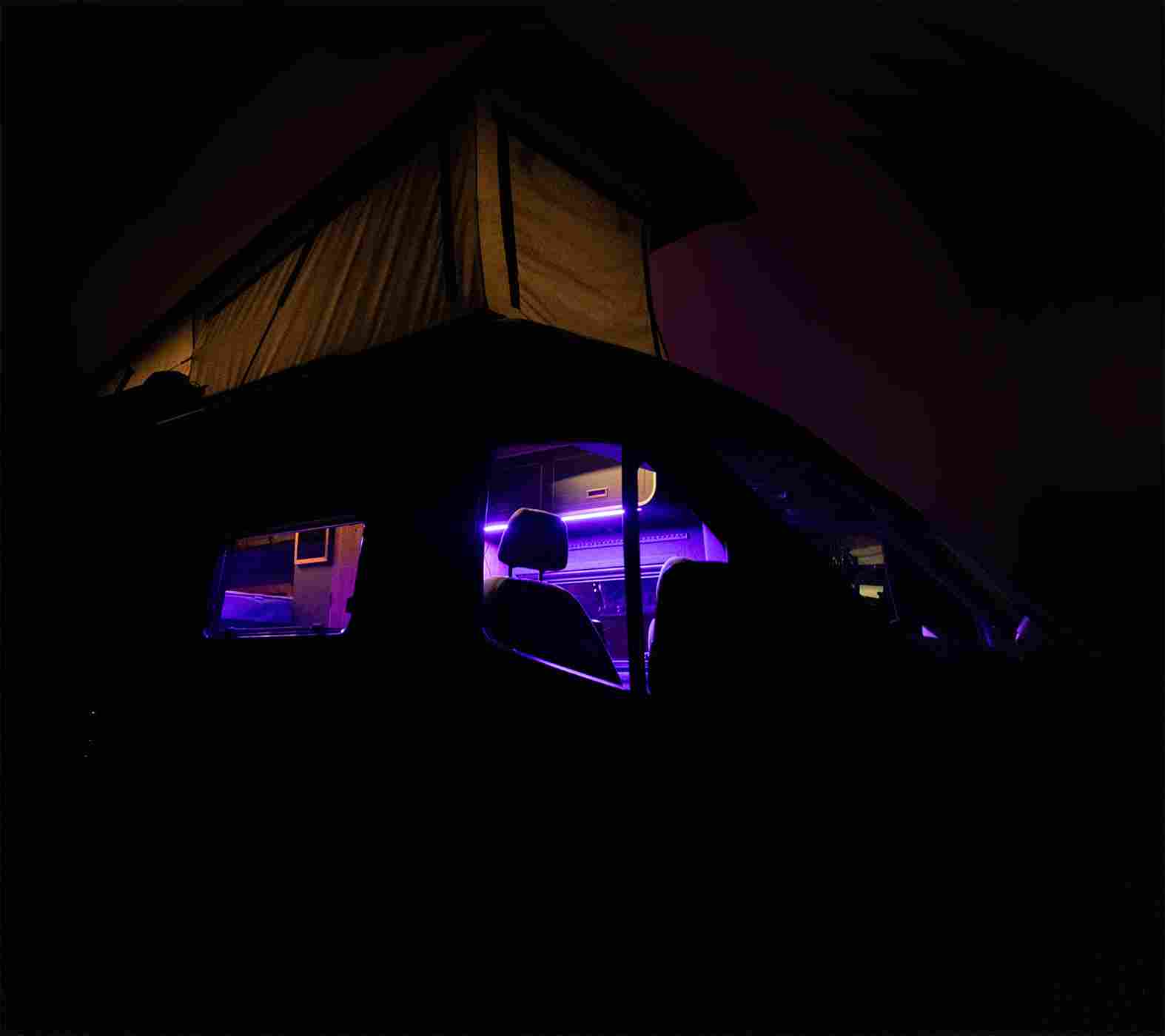 Der Niffler bei Nacht mit seinem Campany Aufstelldach