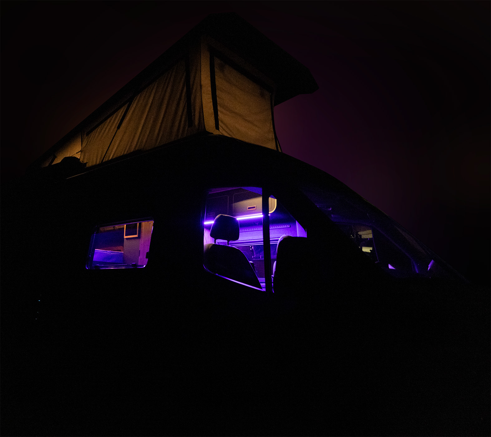 Der Niffler bei Nacht mit seinem Campany Aufstelldach